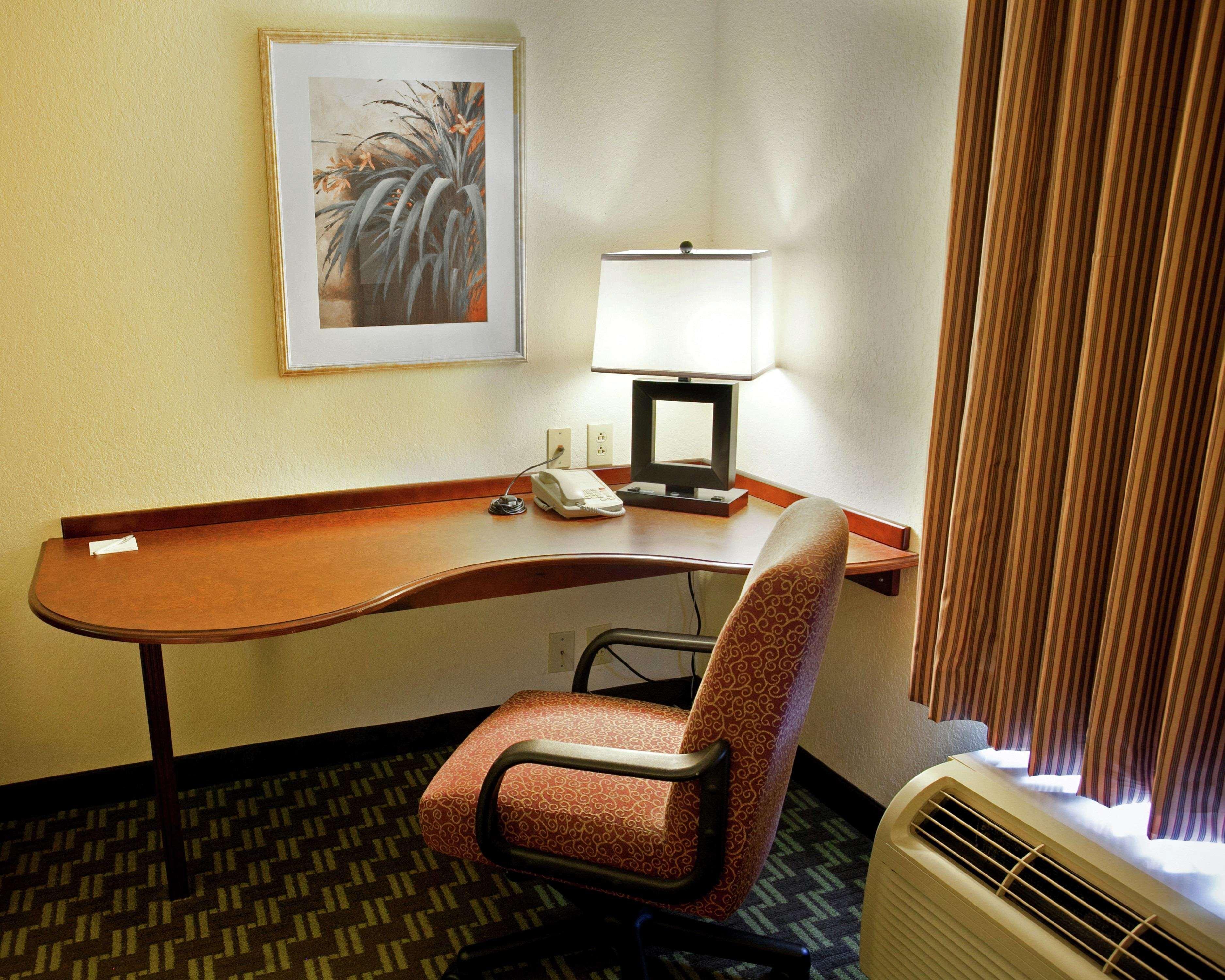Hampton Inn Каролтън Екстериор снимка