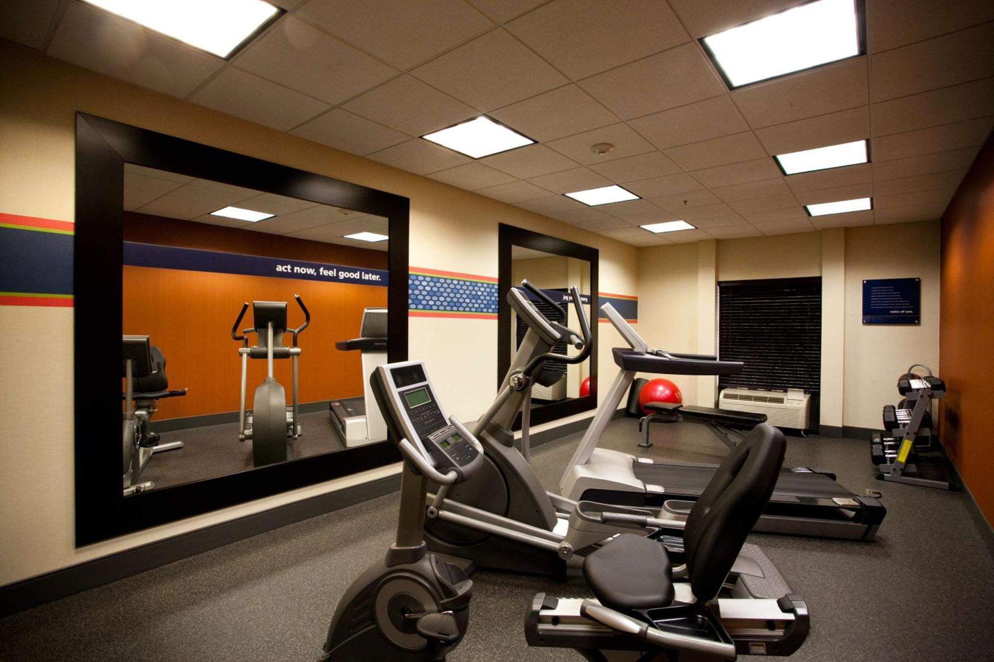 Hampton Inn Каролтън Екстериор снимка