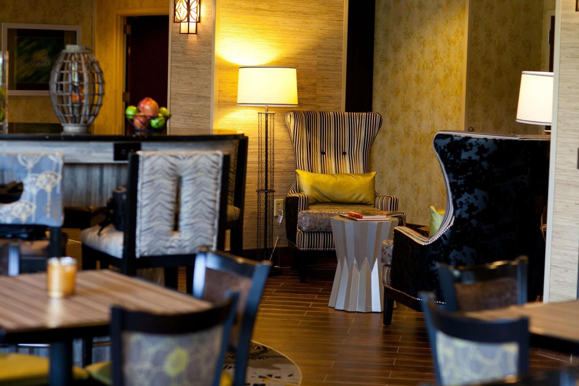 Hampton Inn Каролтън Екстериор снимка