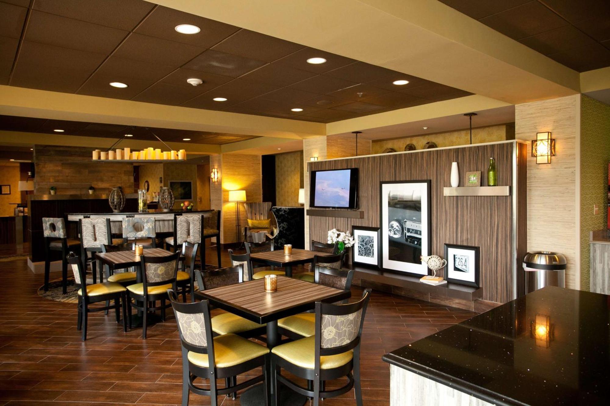 Hampton Inn Каролтън Екстериор снимка